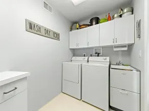 Beautifully renovated ocean front home in Harvey Cedars - Image 3