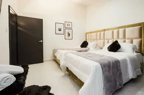 Scarlet house with 8 bedrooms in Lleras park - Image 3