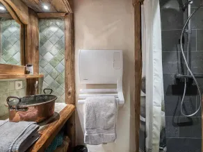 Authentic chalet with jacuzzi, sauna and parking for 12 people - Image 3
