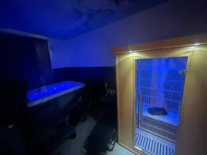 London Luxury Apartments with Jacuzzi Hot tub & Sauna - Image 3
