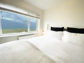 18 Coastline apartment - Image 4