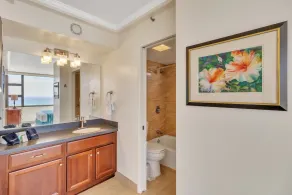 37th Floor Condo with Sweeping Ocean Views & Free parking! - Image 4