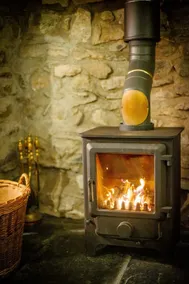 St Davids Hideaway with Roll-top Bath & Log Burner - Image 3