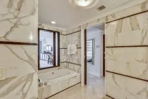 Fontainebleau Hotel Large Junior Suite - Image 2
