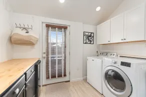 Updated open concept beach house. 1.5 blocks to bay beach and Harpoon’s! - Image 2
