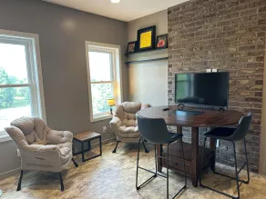 Great bedroom with private bathroom & Lounge above a local Diner - Image 2
