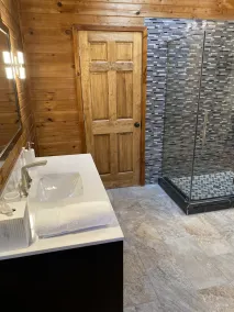 Home w/game room hot tub 65\" TV sauna AC - Image 5