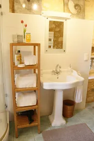 Charming 4-star Country Retreat with characterful Interior, Pool + Dog Friendly - Image 2