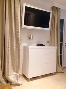 Air-conditioned apartment with large terrace on property with swimming pool - Image 2