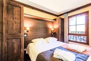 Spacious mountain apartment with a pool, spa, and views of Mont Blanc - Image 4