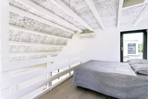 This completely renovated, tastefully decorated bungalow (non-smoking) is located within walking distance (1.5 km) of the Ouddorp beach. - Image 5