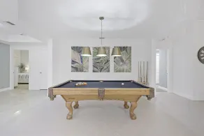 Exquisite condo with unique balcony and bay views - Image 2