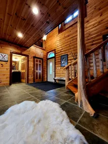 Sleeps 21! Private Log Lodge on large wooded lot 2 min from Beaches/Golf/Wine! - Image 5