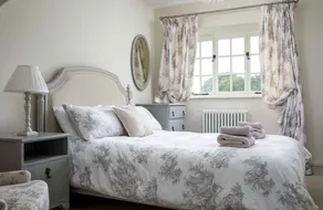 WILLOW VALE, pet friendly, with a garden in Snowshill - Image 3