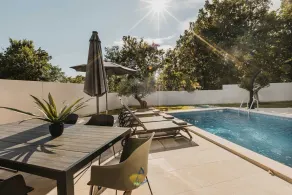 Modern villa for 6 guests with pool, surrounded by pine forest, near beach - Image 2