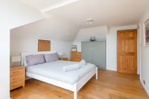 Manacles - Spacious flat near beach with sea views & parking - Image 4