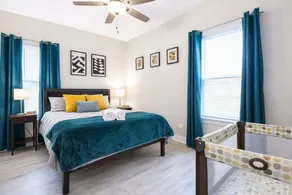 Historic Hideaway*King Bed*Remodeled* fast Wi-Fi - Image 5
