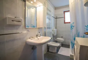 Air-conditioned flat with jacuzzi, sun loungers, Wi-Fi - Image 2