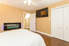 Unique spacious upper Condo Suite. Steps from waterfront - Image 5
