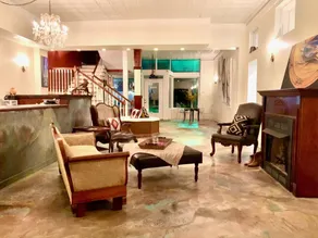 Artsy pet-friendly king room/historic railroad inn - Image 2