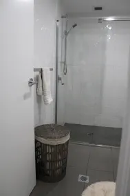 Cosy 2B apartment with private parking - Image 3