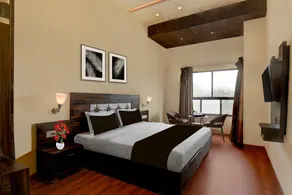 Deluxe Popular Hotel - Image 2