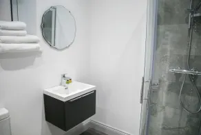 Deluxe 2 bedroom apartment - Image 2