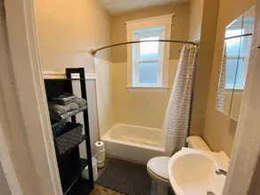 Comfortable 1BR Apartment - Laundry & Backyard - Image 4