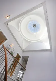 A spacious open plan apartment, in an unbeatable city-centre location. Sleeps 4. - Image 4