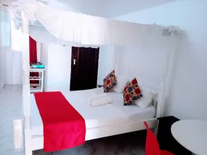 Lux Suites Bustani studio Apartments - Image 4