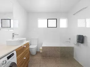 Spacious 3-Bed Home with Balcony in Hervey Bay - Image 2
