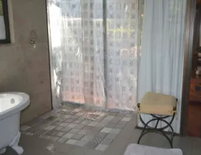 Palm Villa Room1 Eksklusivt værelse med eget badeværelse med privat gårdhave i stueetagen - Image 2