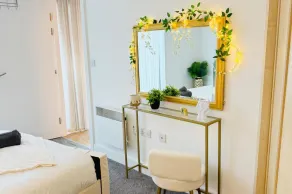 Pet Friendly Flat Sleeps 4 with Balcony & Parking - Image 4