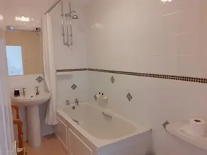 House - Sleeps 6 & paid off site parking available - Image 2