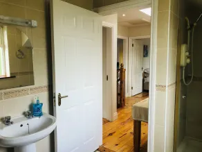 Modern bright detached home just a short stroll from town - Image 2
