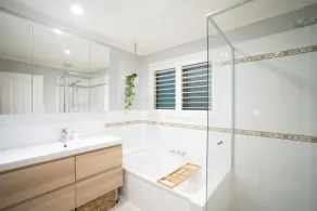 Ocean views, hot tub, sleeps 12, BBQ & Ping Pong table - Image 5