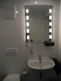 Luminoso appartamento moderno in una posizione tranquilla con ingresso e patio propri - Image 3
