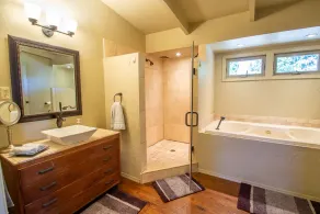 Sparkling Clean single story Mid Century Modern Home in Ferry Street Bridge Area - Image 5