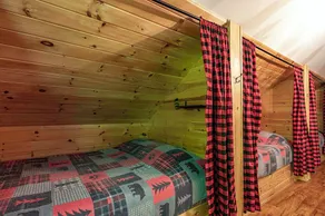 Cabin close to town, private beach, parking & hot tub - Image 5