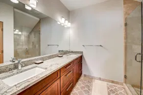 Frisco rivière Townhomes est nouvelle construction dans le cœur de Frisco. Tout sur la rue principale de Frisco est facilement accessible à pied et le service de navette qui passe juste devant elle vous amène à l'un des monde des stations de ski de cla... - Image 3