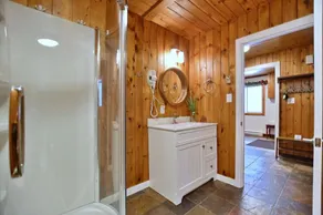 Chalet de style suisse «déjà bleu» avec bain à remous extérieur - Image 3