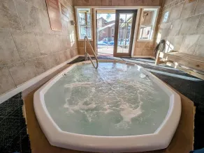 Dette condo er beliggende i det smukke område West Keystone. Denne stue er hyggeligt med en brændeovn og en stor fladskærms-tv. Sofaen trækker ud til en fuld størrelse seng til ekstra sovende. Køkkenet er opdateret med granit bordplader og applian - Image 2