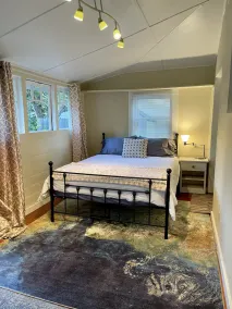 Mary's Place is a historic cottage with private garden in the center of town. - Image 4