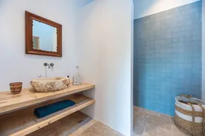Luxurious villa with swimming pool - Image 2