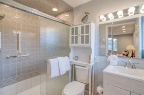 Moderne Oceanfront Home m / boblebad i Bayshore Community - Image 2