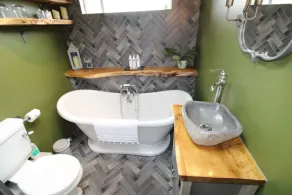 A cottage that sleeps 2 guests  in 1 bedroom - Image 3