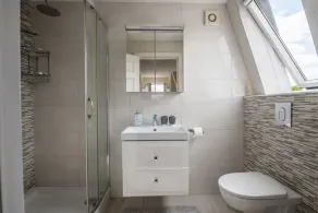 Spacious 3 Bed Apartment in London CRC - Image 3