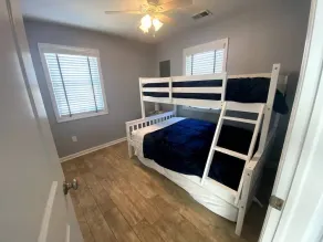 💎 Charming Bungalow with Loft - CLOSE TO THE BEACH! Sleeps 4-5 - Image 2
