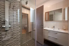 Villa con griglia, giardino e piscina privata | Vista sulla città - Image 5