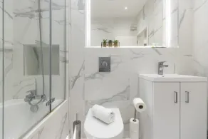 Spacious Luxury King Bed - Central Location - Image 3